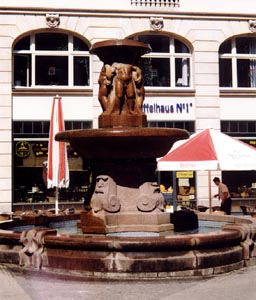 Brunnen vor dem Kaffebaum